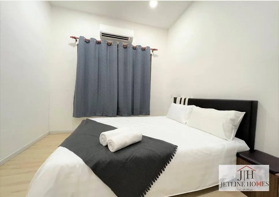Melaka {Terraced House} / 8Pax/ Wifi/City Feriehus